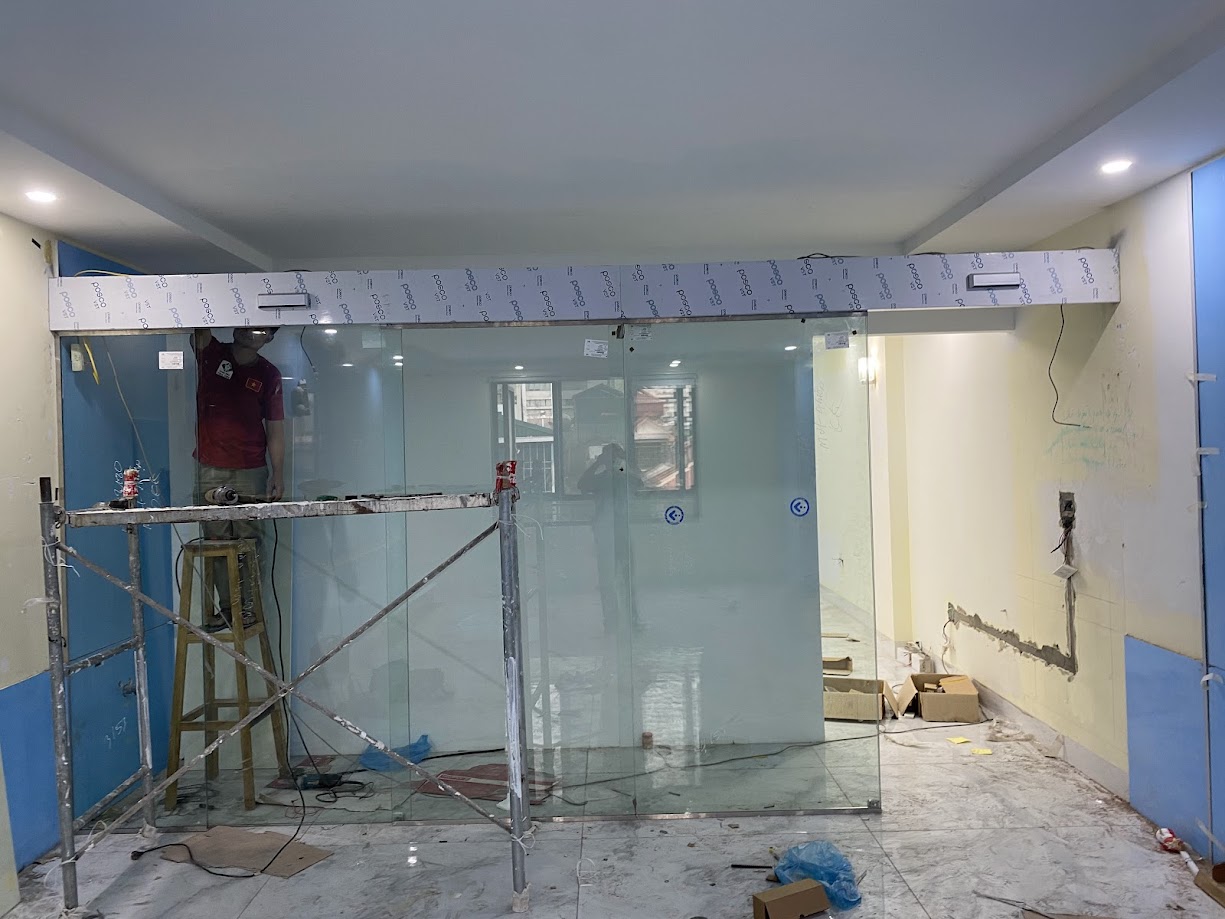 Thi công lắp đặt cửa kính cường lực trượt khổ lớn cho mặt tiền văn phòng